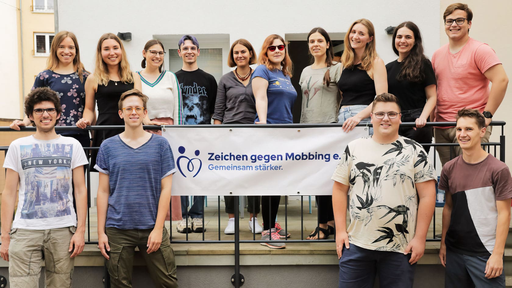 Gruppenfoto aus 14 Personen aus neu ausgebildeten Social Visionaries und ihren Trainer:innen.