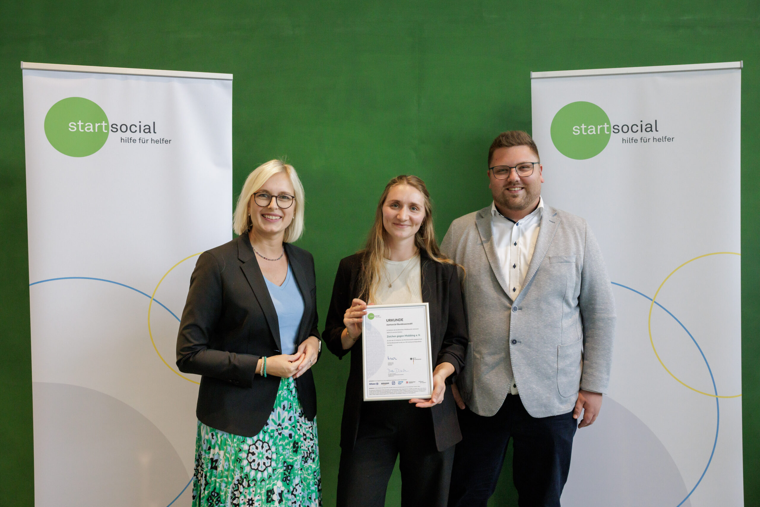 Staatsministerin für Sport und Ehrenamt Dr. Christiane Schenderlein überreicht Vanessa und Marek von Zeichen gegen Mobbing e. V. die Auszeichnung von startSocial