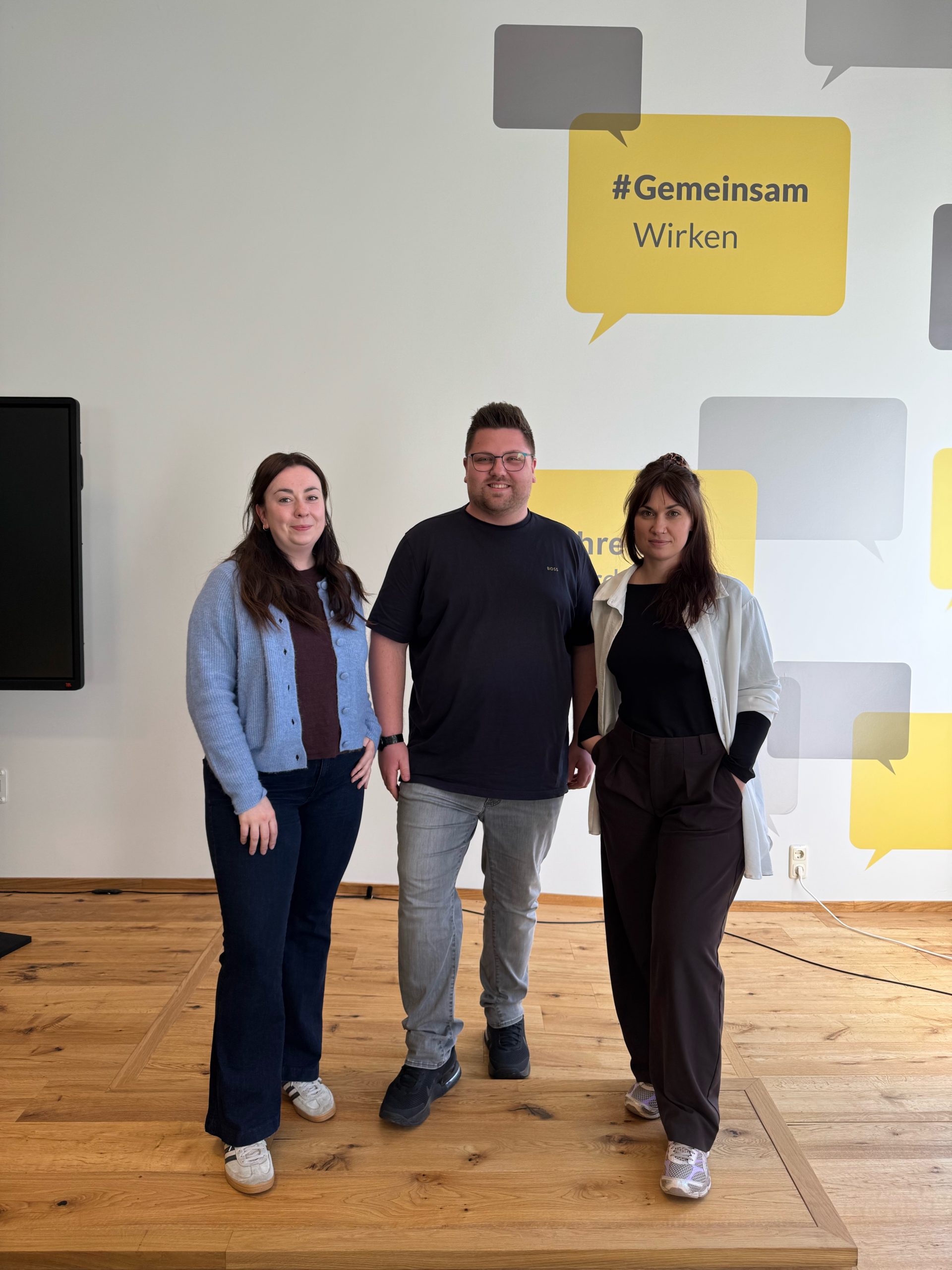 Marek Fink (Mitte), Gründer und Vorstandsmitglied von Zeichen gegen Mobbing e. V. und Céline Bobillon (links) sowie Luisa Kaiser von der DSEE beim Auftakt in Neustrelitz.